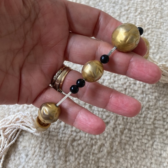 Rivers of white glass seed beads. Brass bold pieces. 1960s vintage. - Picture 5 of 12